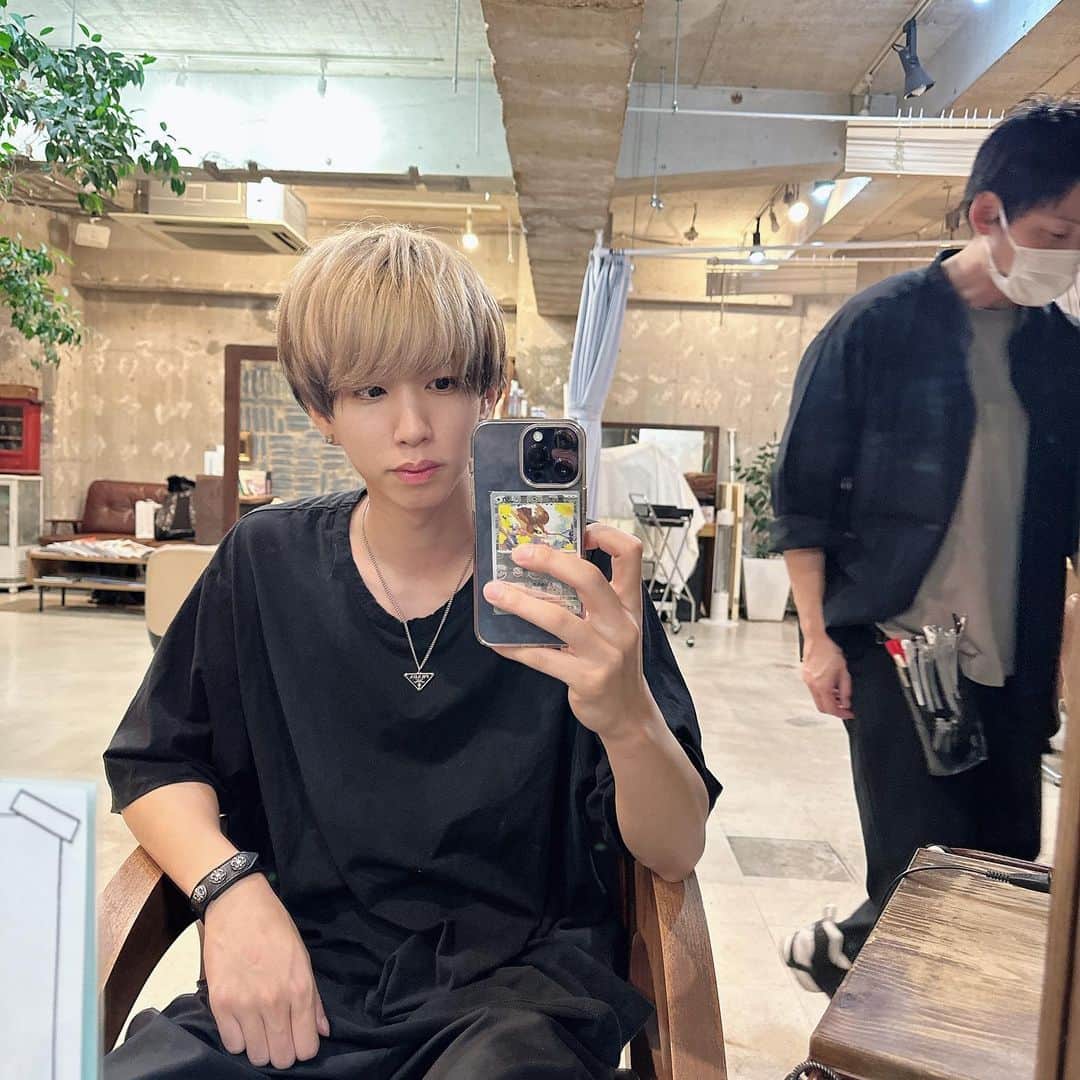 はじめしゃちょーのインスタグラム：「毛先だけ黒入れました！ せっかくの金髪はキープ 竹内さんありがとうございました！」
