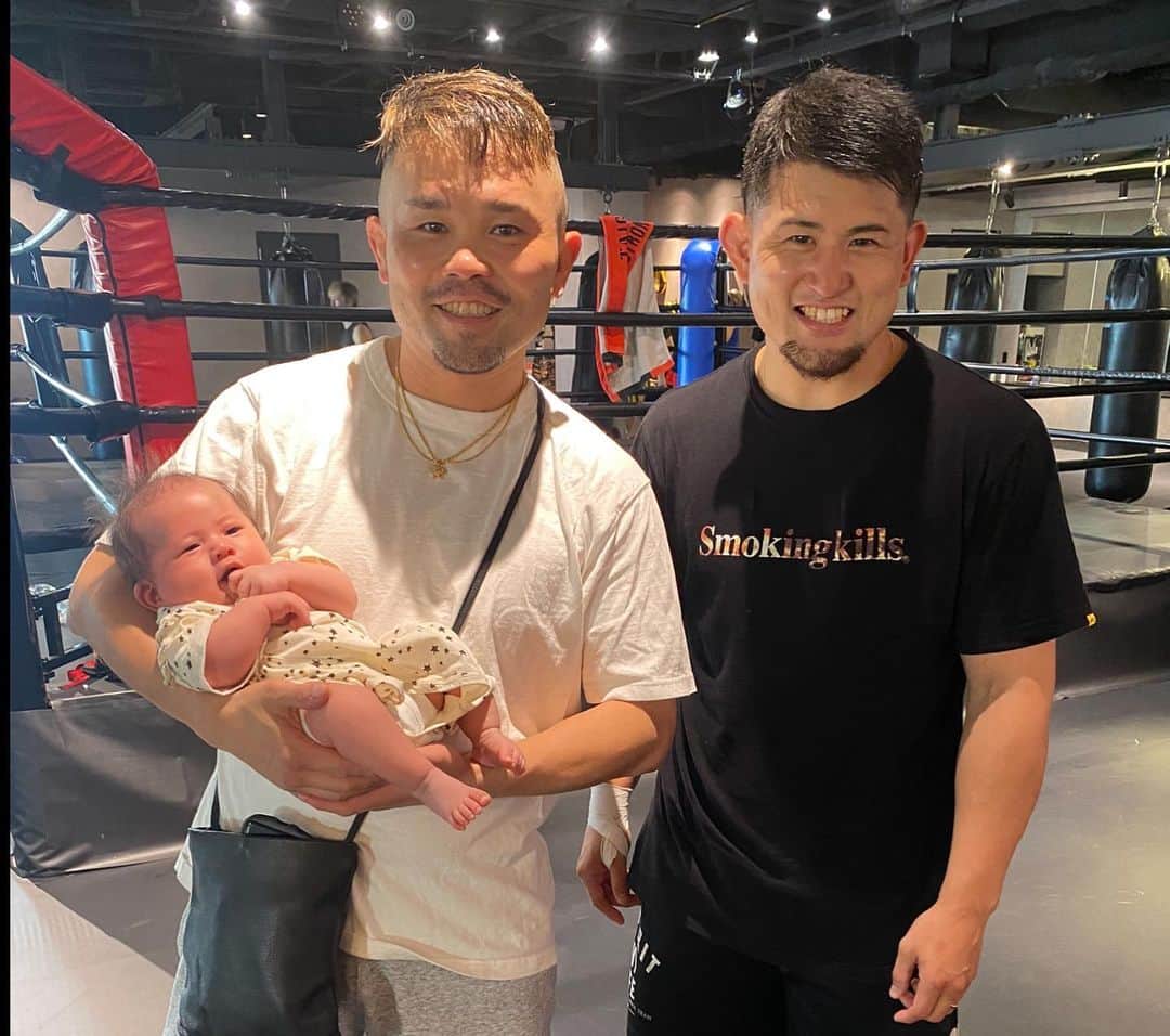 HIROYAのインスタグラム：「昴晴ジムデビュー🥊 昨日初めてジムに連れて行きました👶 みんなに会わせることができて良かったです😊  そして創さん( @tsukuru5102 )が道場破りに来てくれました😆  創さんも赤ちゃんが産まれたばかりで、パパトークに花が咲きました。笑  同級生だなんてこれから楽しみすぎます☺️ 家族で遊びましょうね❗️ またいつでも来てください‼️」