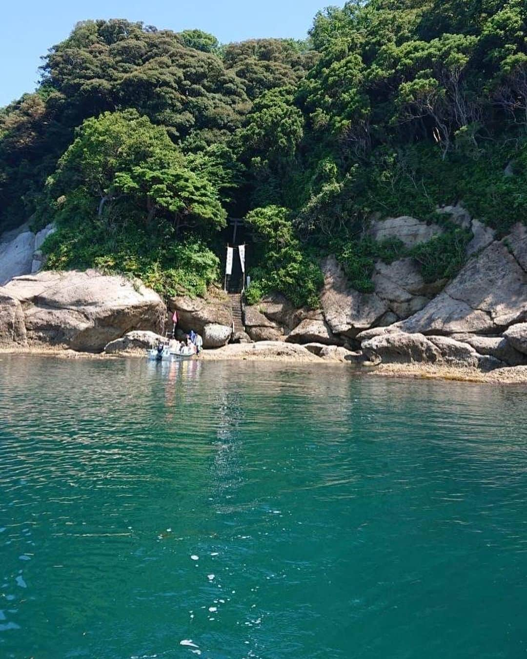 imagoso_kainoutaのインスタグラム：「🏝️ 今日は地元のお祭り準備のため 船に乗り白石島の掃除へ。  いい天気なので 海面がキラキラして見えます✨  週末はいいお天気の予報です。 ぜひ宿目の前にある海で磯遊びをお楽しみください♩   #いまご荘 #今子荘 #櫂の詩 #いまご荘櫂の詩 #香住旅館 #香住旅行 #兵庫旅館 #兵庫旅行 #ふたり旅 #女子旅 #大人旅 #夕日百選 #絶景の宿 #香美町 #但馬 #香住 #兵庫 #今子浦 #今子浦海岸 #海散歩 #日本海 #磯遊び #磯釣り #今子浦海水浴場 #海水浴場 #海」