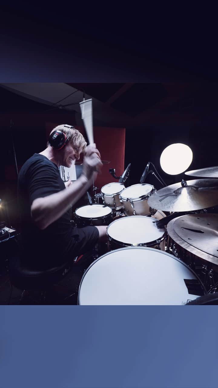 シェーン・ガラースのインスタグラム：「Just wanna dance and make sweet love 🕺❤️ #vf15 #vicfirth #vicfirthsticks #zildjian #zildjiancymbals #zildjianfamily #teamremo #remodrumheads #remo #bigfatsnaredrum #drumming #drummer #drums #groove #chops #pearldrums #shanegaalaas #crumbweststudios」