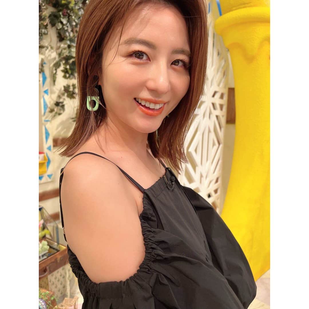 宇賀なつみのインスタグラム：「*  【土曜はナニする⁉︎】 今朝もありがとうございました〜〜  なんだか暑いですね‼︎ 最近は毎日、夏ソングを聴いて、 テンションを上げています♡  青春時代に好きだった曲って、 どうしてずっと好きなんだろう？ 心はすぐに、あの頃に戻れるんですけどね。  one-piece @re_gleam jewelry @vendomeboutique_official @plusvendome_official shoes @charleskeith_jp  #土曜はナニする  #関西テレビ #フジテレビ #宇賀なつみ」