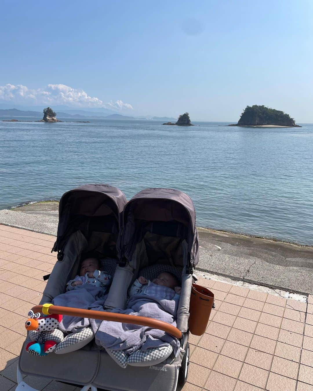 美甘子さんのインスタグラム写真 - (美甘子Instagram)「宗方の海。ミツ小島（みつこじま）が見えます。道が舗装されていて奥まで進むことができました。 ゆうピーはるピーがもう少し大きくなったら一緒に海で遊びたい☺️ #大三島 #ゆうピーはるピー」6月17日 12時35分 - rekish_mikako