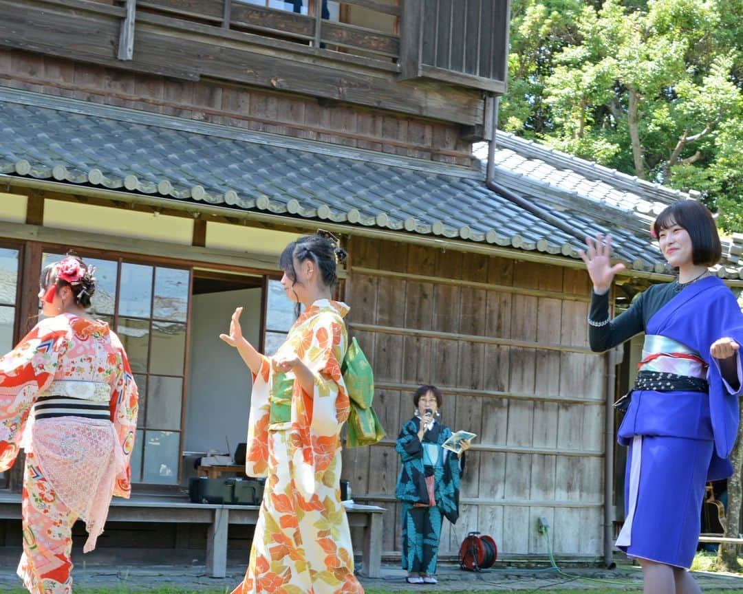 島田市さんのインスタグラム写真 - (島田市Instagram)「島田市博物館分館で、（一社）しまだきものさんぽが「第２回きものランウェイ」を開催。子どもから大人まで思い思いの着物を身に着けて、堂々と中庭を歩きました。最後は、市内のダンススクールに通う生徒が、フラッシュモブで会場を盛り上げました。 #島田市 #静岡県 #しまだ #島田市緑茶化計画 #島田の緑茶観光 #着物 #きものランウェイ」6月17日 12時38分 - shimadacity_shizuoka_official