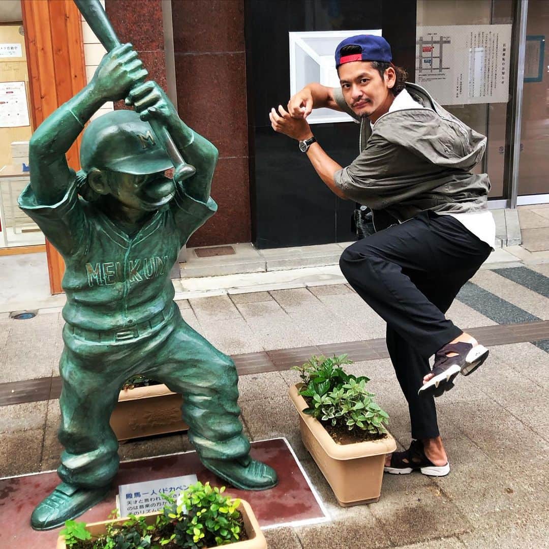 のインスタグラム：「久々の新潟でドカベンの 殿馬選手に秘打を教わりました。⚾️  最近草野球で不振。。。 まだまだ老け込まないで頑張りまする✊  #ドカベン #殿馬 #野球 #新潟 #古町」
