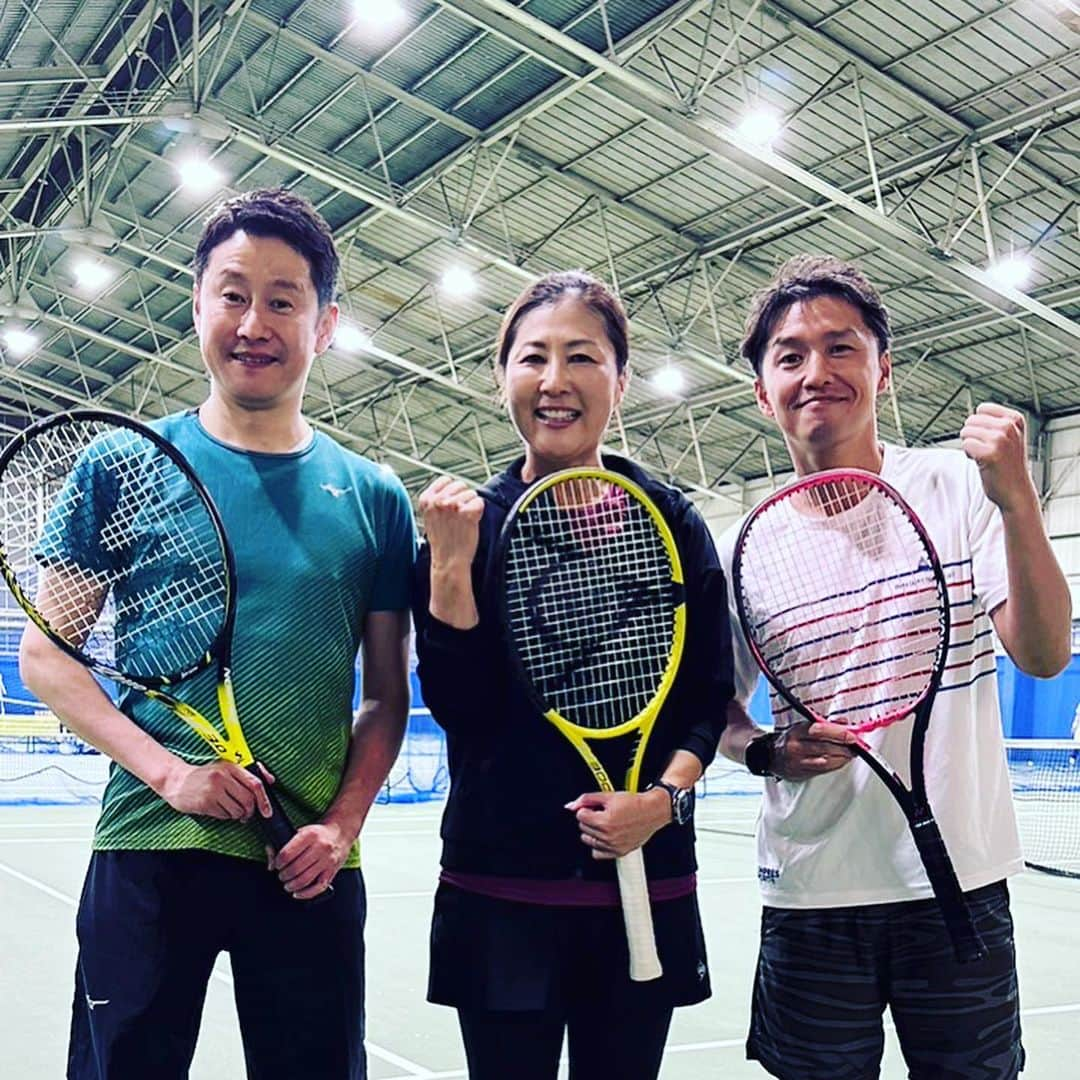 河田直也のインスタグラム：「先日、沢松奈生子さんとテニスさせてもらいました🎾山中アナや番組スタッフも数人集まりレッスンしてもらいました😊それにしても沢松さんのパワフルなショットはすごい😅　#よんチャンtv #沢松奈生子 #翌日筋肉痛ハンパない」