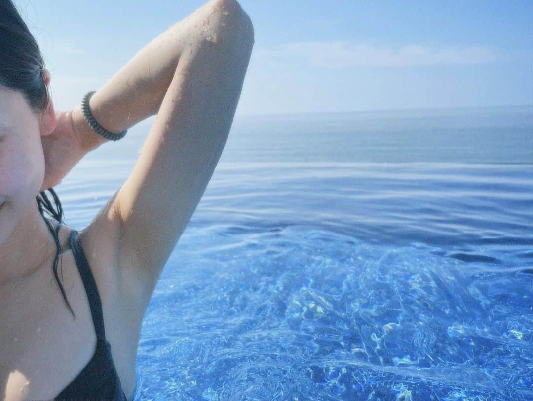 塩野響子さんのインスタグラム写真 - (塩野響子Instagram)「⠀やっぱり夏がすき。海がすき。  ⠀ ⠀ ⠀ #インスタ載せるなら寄せなよと。 #さすがよく分かってる #何をかは察しようね #安定のすっぴん失礼します #プールで化粧してる人謎 ⠀ ⠀」6月17日 12時56分 - kyondayo1206
