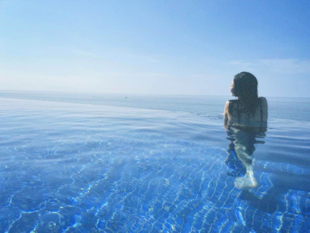 塩野響子さんのインスタグラム写真 - (塩野響子Instagram)「⠀やっぱり夏がすき。海がすき。  ⠀ ⠀ ⠀ #インスタ載せるなら寄せなよと。 #さすがよく分かってる #何をかは察しようね #安定のすっぴん失礼します #プールで化粧してる人謎 ⠀ ⠀」6月17日 12時56分 - kyondayo1206
