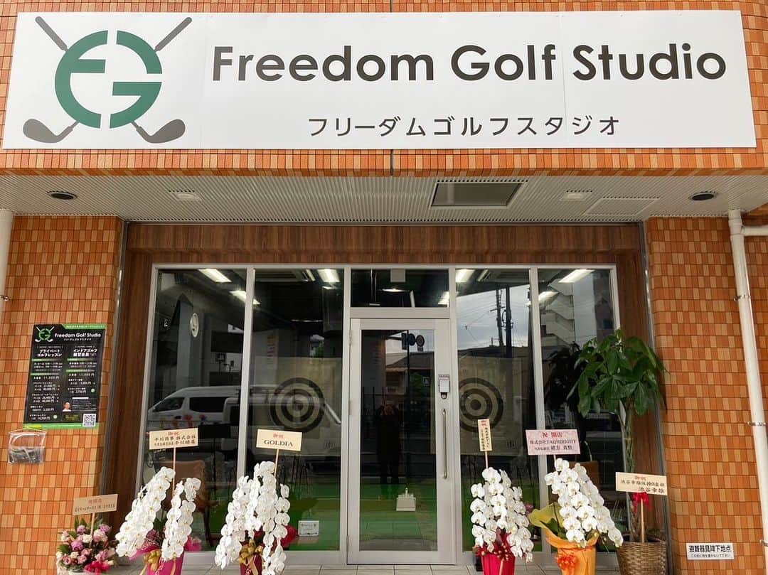 どさけんのインスタグラム：「私の従兄弟が大阪にゴルフスタジオをオープンしました！  お近くの方は行ってやってくれたら嬉しいです！  https://coubic.com/freedomgolfstudio   #フリーダムゴルフスタジオ」