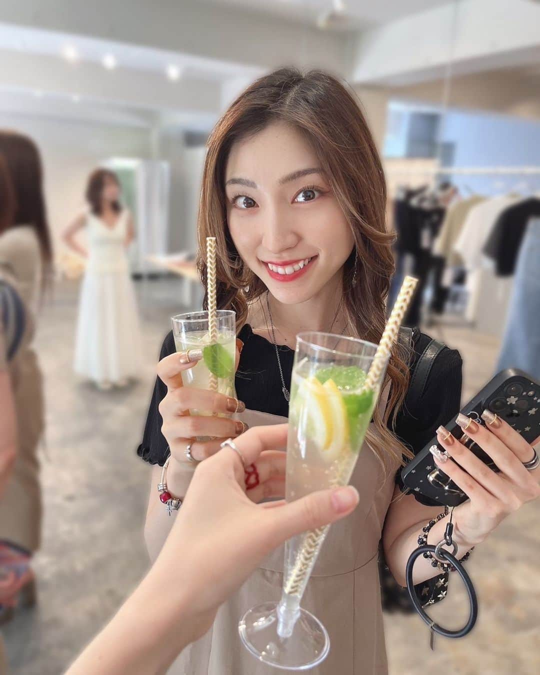 鈴木真梨耶のインスタグラム：「🥂(non alcohol) with 👶🍼 @mio006  in pop up @mikapu0519 ✨ . . . . @marque_official  @midastouch_official  @pandoracare_official  #marpue #midastouch #pandora #care #skincare #bodyoil #bodycream #scrub  #pandoracare  ‪#ROSEAREAL #ロザリオ‬ ‪#鈴木真梨耶 #MaRiyaSuzuki‬」