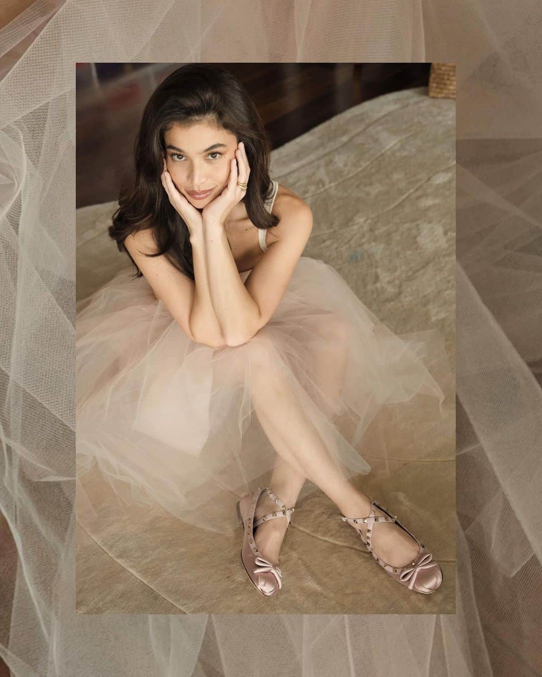 アン・カーティスのインスタグラム：「In my ballerina era 🩰 @maisonvalentino #rockstud #valentinogaravani」