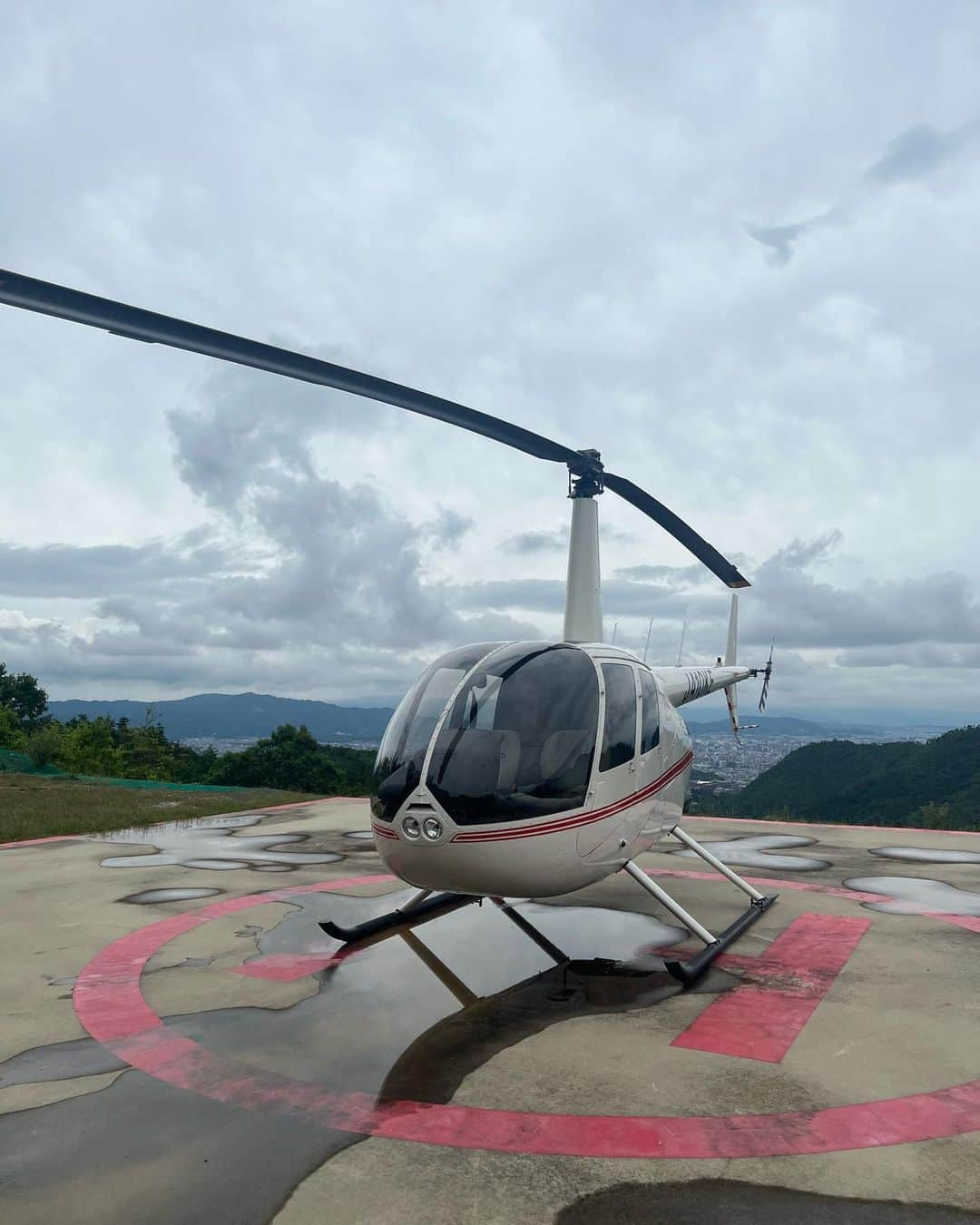 中村かなさんのインスタグラム写真 - (中村かなInstagram)「京都ではお空の旅も🚁  金閣寺や京都御所を上から眺めるレア体験🥹✨✨ オススメです♡  #kyoto #kyotojapan #kyototrip #kyototravel #京都観光 #京都旅行 #京都ヘリコプター #ヘリコプター遊覧 #ヘリコプター #japantravel #japantrip #ヘリ #空の旅」6月17日 13時00分 - k777pime