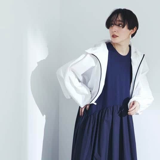 のインスタグラム：「. JILL STUART COLORED SUMMER  【Navy】 これからの季節にぴったりなノースリーブのフレアワンピースは、ネイビーならではの引き締め効果でシュッと見え。 撥水加工のブルゾンを羽織ってアクティブに。  #JILLSTUART #ジルスチュアート #COLOREDSUMMER #COLOR #SUMMER #NAVY」