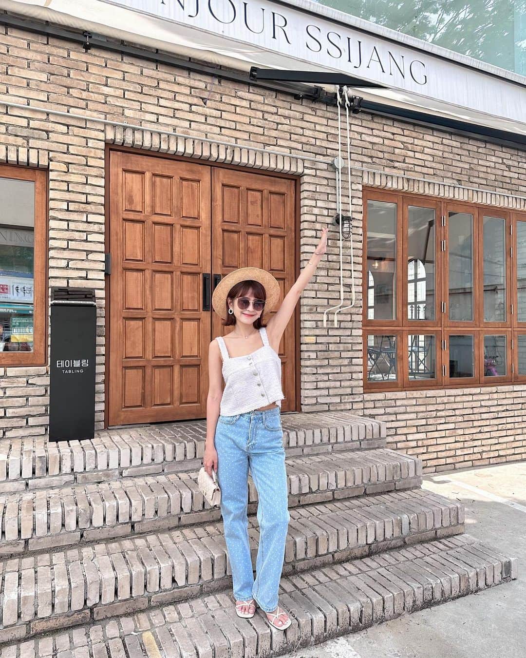 郭圈圈のインスタグラム：「（首圖：愛我的請舉手🙋🏻‍♀️） 要去首爾這間必收藏🇰🇷 這間是在 #聖水洞 的烘培坊/咖啡廳🤎 主打法式長棍麵包🥖 誤打誤撞點了超強的 #洋蔥湯 🧅 濃郁的湯頭搭配焗烤起司法棍=幸福的滋味🥰好喝又好吃！ 長棍麵包點了他們家的招牌🇫🇷 吃起來酥脆又不會太硬 再搭配火腿&生菜真的太美味了🤤 - 話說內用沒有低消唷～我們咖啡只點一杯 （畢竟後面還有跑咖行程☕️） （幸好只點一杯，咖啡的部分不太行😆） 但還是非常非常推薦給大家🤩 他們家的義大利麵🍝看起來也好厲害⋯  點 #씨장 會看到更多 - @ssi_jang  🏠韓文地址：서울특별시 성동구 성덕정길 92 1층 🍞英文地址：Seoul, Seongdong-gu, Seongdeokjeong-gil, 92 🕰️ 08:00-18:00 💰消費參考：這三樣吃了台幣六百左右 - 話說 愛我的請舉手是 #莫文蔚 的歌 大家知道嗎😆 全身都是我們新品 @marule.official  都還可以下單喔🤎 官網連結🔗marumarulea.com」