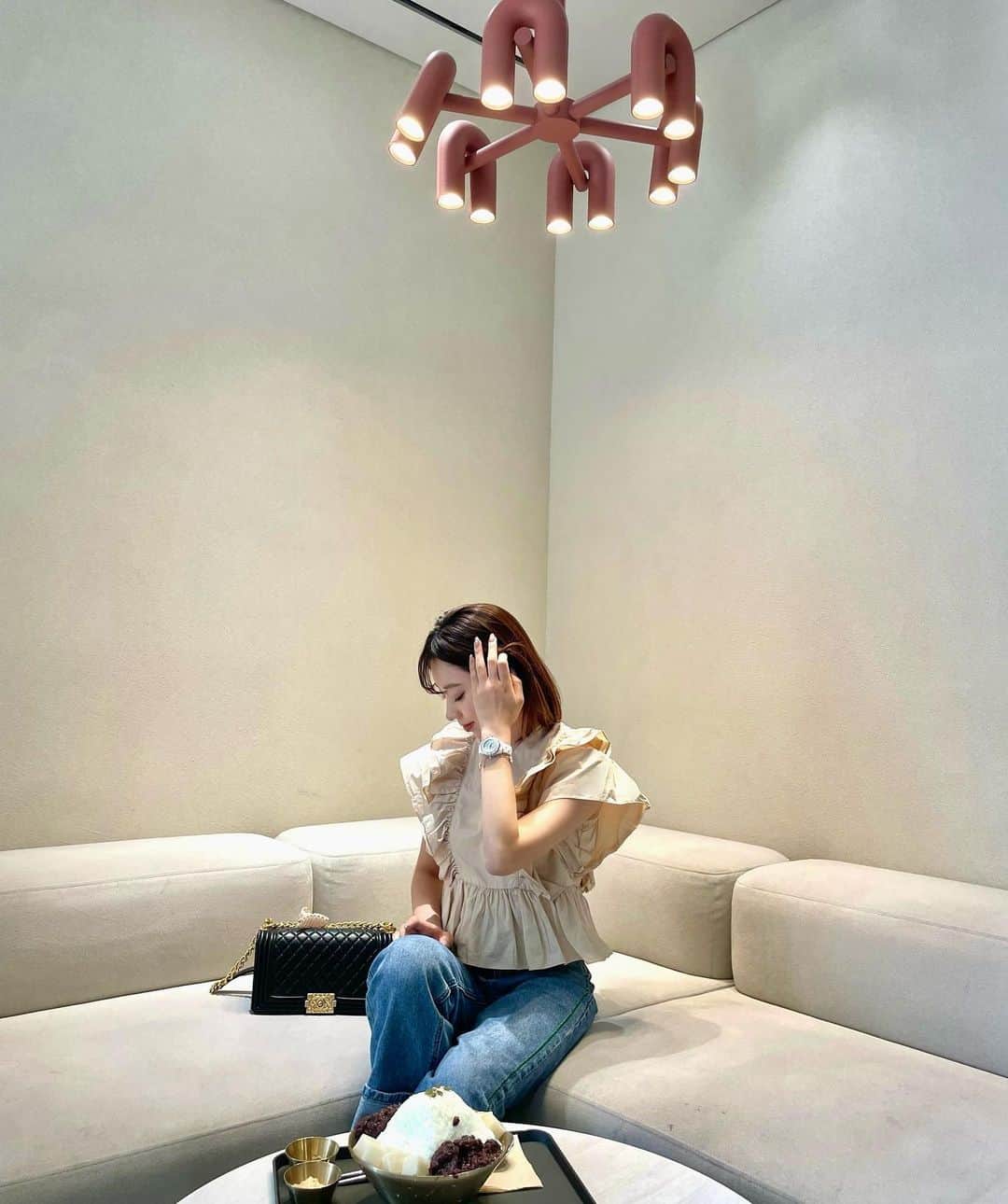 のインスタグラム：「先日、プチ旅行で韓国行ってきました🇰🇷💕　 初めての韓国だったけど、近いしすぐ行けました☺️  このカフェめっちゃ可愛かった〜✨ 韓国はやっぱり噂通り最高でした☺️  #韓国旅行 #韓国グルメ #韓国カフェ #弘大」