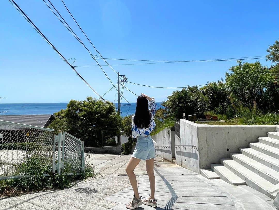 福田朱里さんのインスタグラム写真 - (福田朱里Instagram)「ヤングマガジン撮影オフショット⚓️ うみ！！！でべそ！！！ ヤンマガ ...