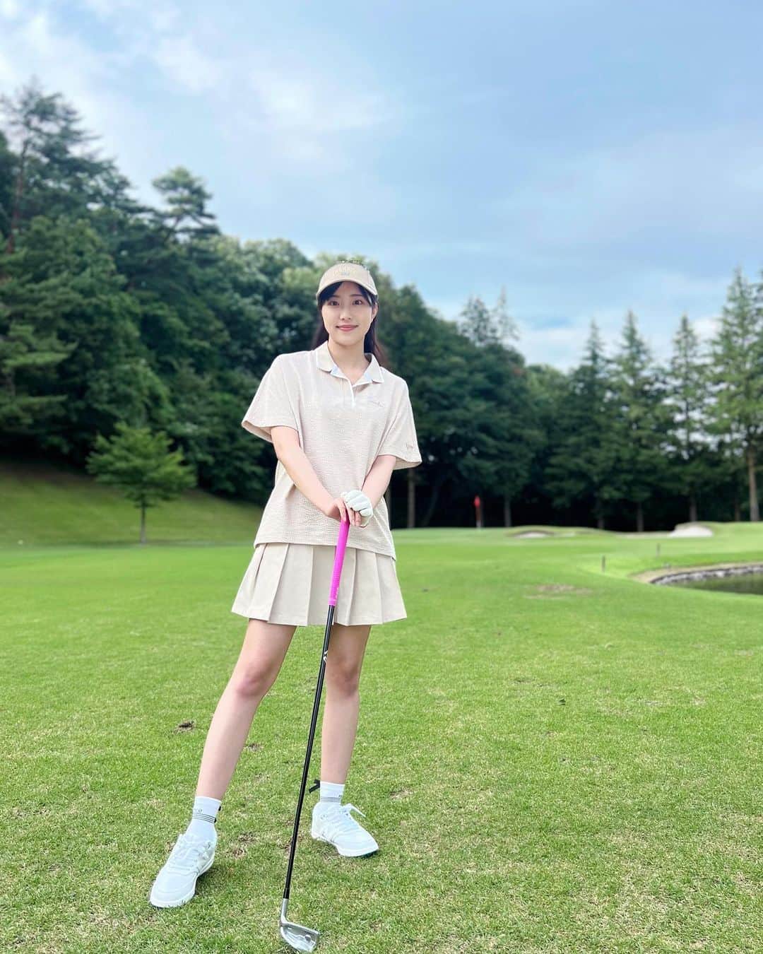 渥美友里恵のインスタグラム：「今週の #週刊ゴルフダイジェスト  ・新ゴルルとルール2023 ・らくトレゆるスト  ２つのテーマに載っています⛳️ ぜひチェックしてみてください☺︎  👗 @newera_golf  #紺野ゆり さんのコラボライン！  動きやすくてデザインもかわいい！ インナーと一体型のスコートなので、 安心してゴルフできるのはいいですよね✨ 首周りもゆったりしているし、おすすめです🫶🏻  プレーに集中することがスコアを縮める近道だと思うので、 こうしたデザインを重視して 私はウェア探しをしています。 またおすすめ見つけていけたらいいなぁ！  暑くなってきたので、水分たくさんとってラウンドしてくださいね〜🏌️  #週刊ゴルフダイジェスト #ゴルフダイジェスト #golf #golfwear #ゴルフ #ゴルフウェア  #neweragolf #newera #ニューエラゴルフ」