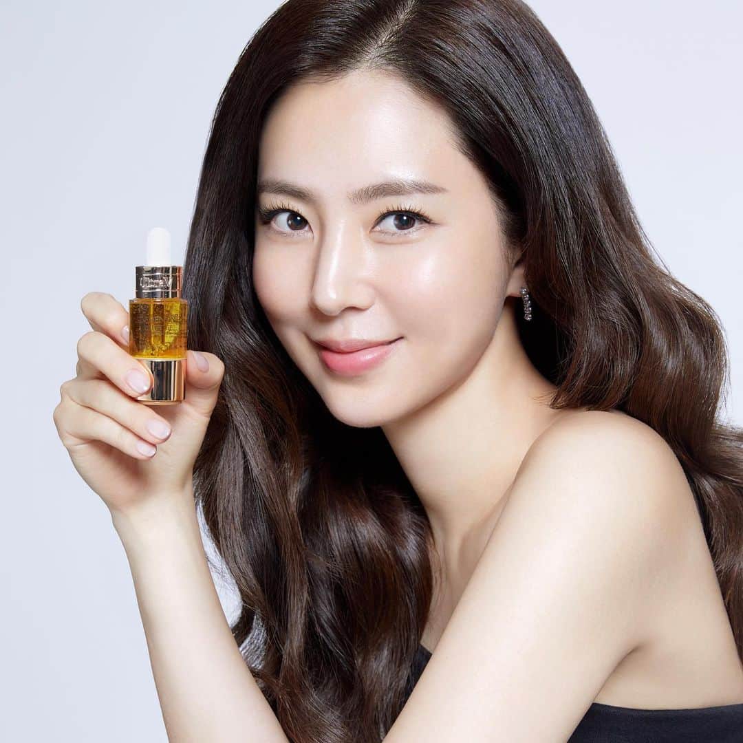 のインスタグラム：「울드라브이 앰플 두개로 하루를 시작합니다. 요즘 피부 좋아졌다는 얘기를 진짜 많이 듣는데~ 울트라브이 앰플 덕분이라 개인적으로 만족도가 너무 커서 지인들에게 진짜 많이 추천해주고있어요~ 개인차가 있겠지만 저는 완전 강추입니다🩵  한번만써도 느껴지실꺼에요👍🏻」