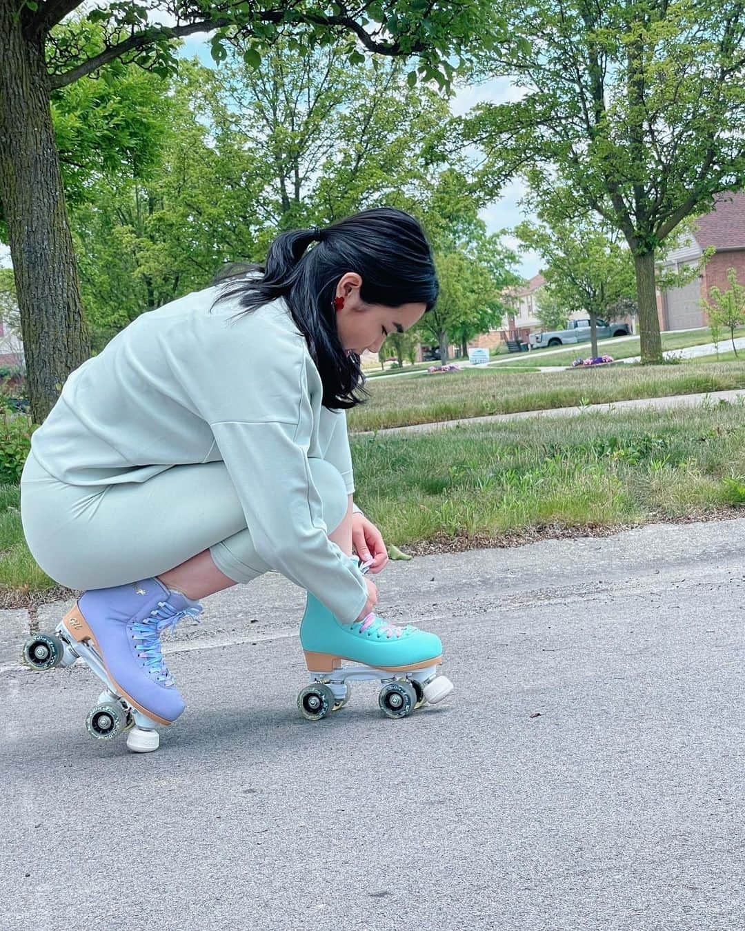 カレン・チェンのインスタグラム：「laughing at how i genuinely can not function in wheels 🛼  . . . tysm @ghskates for these fun roller skates! 🥰」