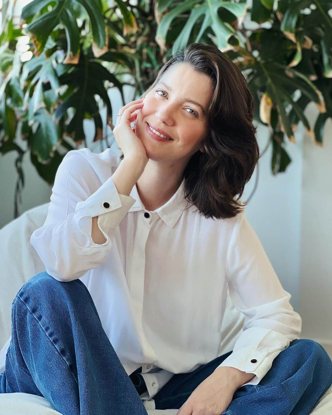 ナタリア・ディルのインスタグラム：「O resultado natural que eu amo! Para quem quer uma coloração e preza por cabelos saudáveis, Soft Color é suave, não contém amônia, leva três ingredientes naturais para um resultado também natural e com 90% menos quebra dos fios. Não importa o tipo e a textura dos seus cabelos, todos são respeitados.  #EuSouSoft #SoftColor #WellaSoftColor」