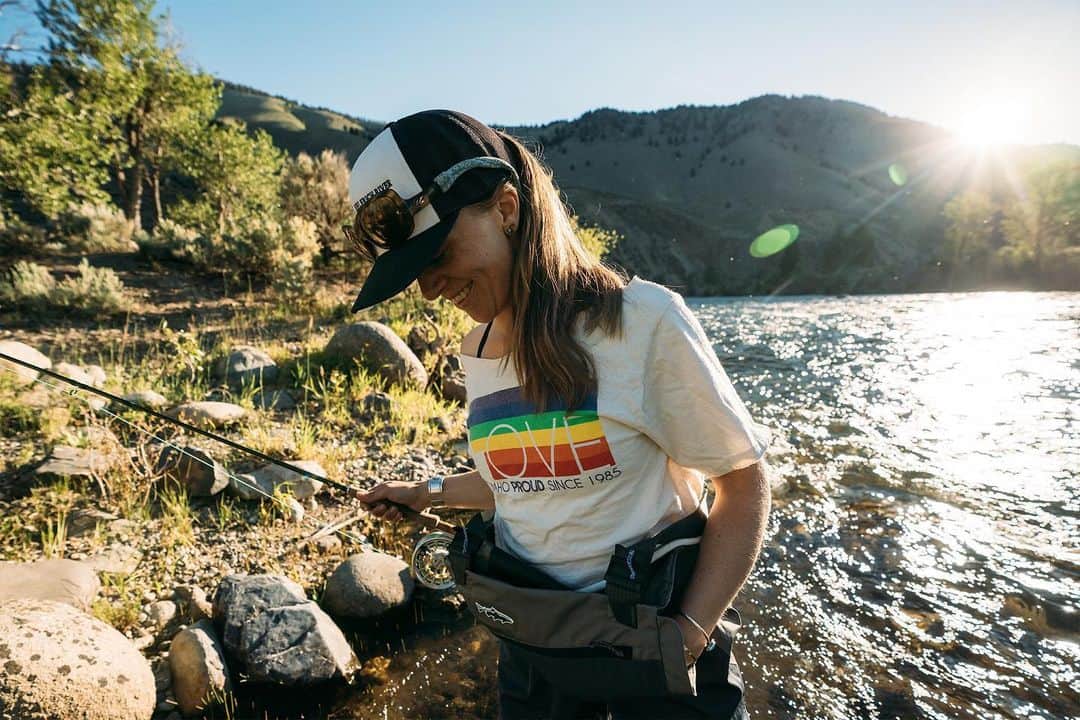 patagoniaさんのインスタグラム写真 - (patagoniaInstagram)「For Emerald LaFortune, a writer and white-water and fly-fishing guide, the LGBTQ+ community taught her to envision the future she wants us to create.   “I came out first to friends and loved ones, then to my professional networks. The occasional comfort of passing wasn’t worth the loneliness and the itch of small lies. I’m not the only member of the LGBTQ+ community in my small town. I’m not the only queer white-water or fly-fishing guide in my state. Many people in towns like mine hold their truth tight to their hearts, and no part of me judges them for their secrecy. There are also those that are out, who stand proud and exposed like the snow-capped mountains on the edge of the Salmon River valley. I can’t—won’t—speak for all of them. I’ll just remind you: There are already LGBTQ+ folks all around you. It’s often more a question of if they trust you enough to tell you they are there.”   Read Emerald’s story and learn more about her journey of self-discovery at the link in bio.   Photos: Leslie Hittmeier」6月17日 5時02分 - patagonia