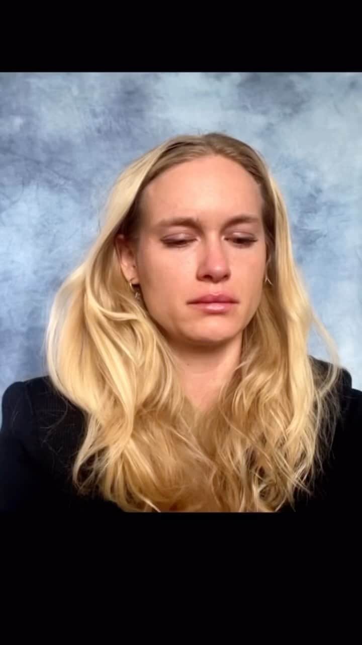 レヴェン・ランビンのインスタグラム：「Another fun afternoon as an actor 🎬😥✨🤩 I don’t remember what this was for, but I do remember one of my idols @jessicachastain was in it, so I hard my 🍑 off.  Didn’t get this one, but I would love to work with her one day.」