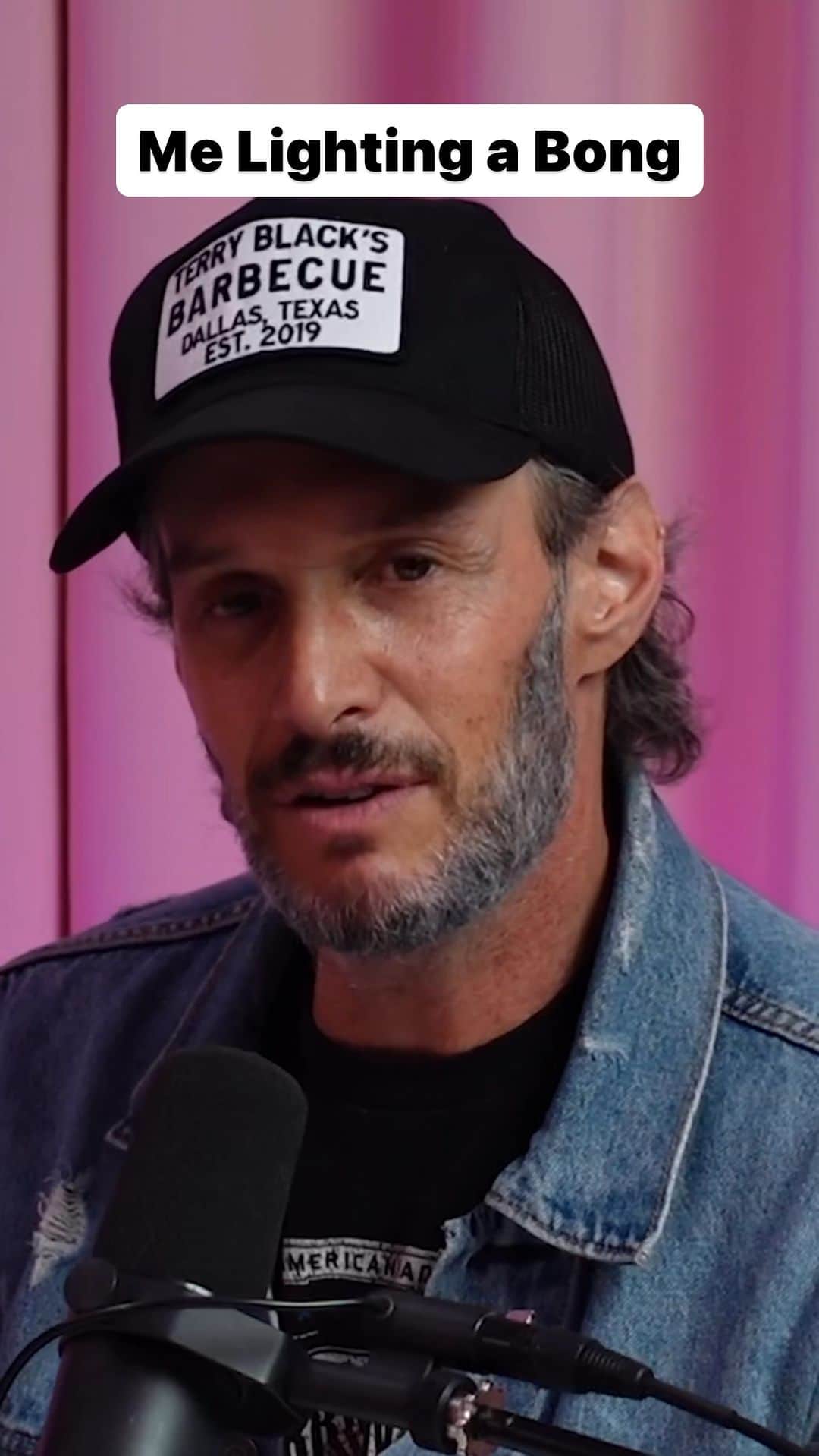 ヘザー・マクドナルドのインスタグラム：「Lighting bong @joshwolfcomedy #joshwolf @jake_wolf #weed #pot #bong #drug #high #handeyecoordination #juicyscoop #comedy #podcast」