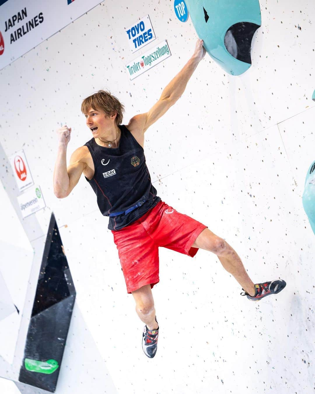 アレックス・メゴスのインスタグラム：「It's been a while since I climbed in a bouldering semifinal. Skating into semis in last place and with a little bit of a back issue I had no expectations at all.  Finishing the round with one top (and no pain) felt good, but I never thought my performance would be enough for an 8th place! This is only my third top 10 finish at a bouldering world cup. Not a bad way to finish the season, after a really bad round in Brixen last week.  Looking forward to the first lead world cup starting tomorrow!  Great performance by @anraku_sorato this evening, taking his first gold at a world cup. I'm sure there are many more to come for him 💪🏼.   @patagonia_climb @petzl_official @tenayaclimbing @frictionlabs @physivantage @fazabrushes @tempehmanufaktur @cacaocrudo #stylefirst #carrotsforpower  Pic @janvirtphotography」