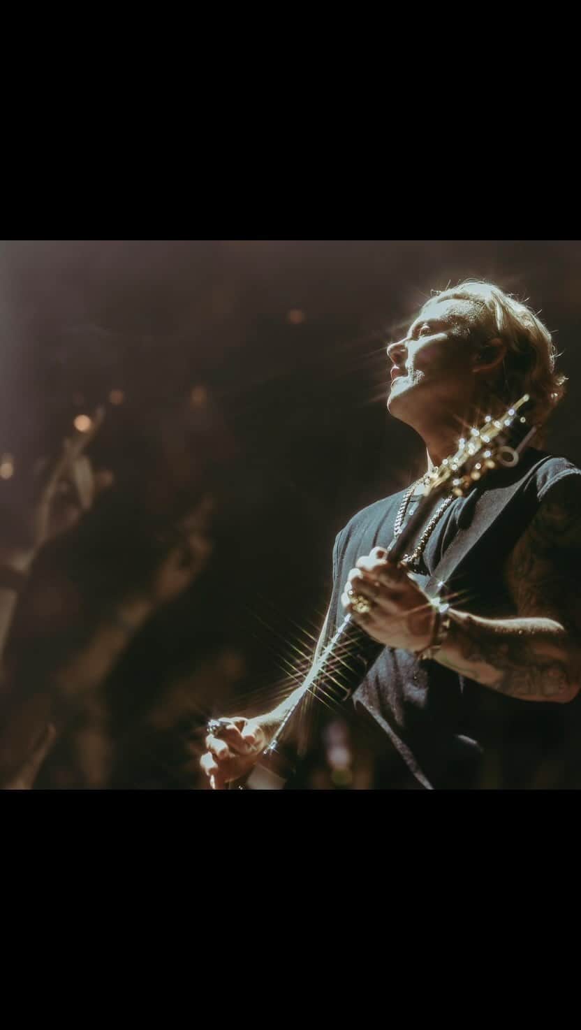アヴェンジド・セヴンフォールドのインスタグラム：「NYC – it’s been 16 years since we last did this proper. We can’t wait to see you next Friday, 6/23, at @thegarden. Limited tickets available. Link in bio.  📹: @sebastienpaquet, @kevinstuff, @beaudoesgo, @mixonecinema, @alex8oa」