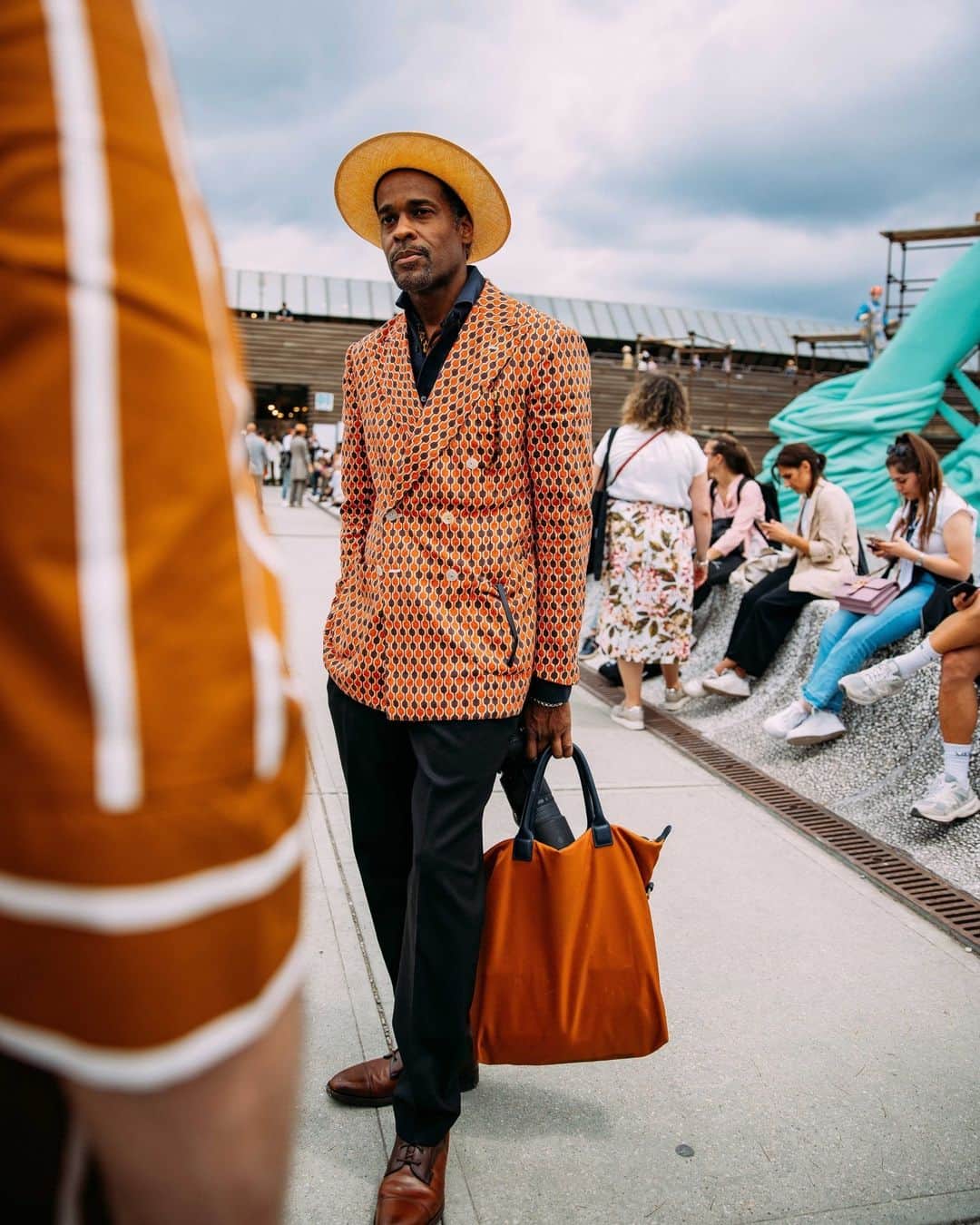 Vogue Runwayさんのインスタグラム写真 - (Vogue RunwayInstagram)「Hope you packed a steamer! Street style at Pitti Uomo, the biannual menswear fair, tends to be all about the classics. But while you'll always spot a great pair of pants or a nice tie, it's really all about the jacket. Single breasted, double breasted, structured—the possibilities are endless. Tap the link in bio to catch up on the latest street style straight from Florence. Photographed by @styledumonde」6月17日 5時26分 - voguerunway