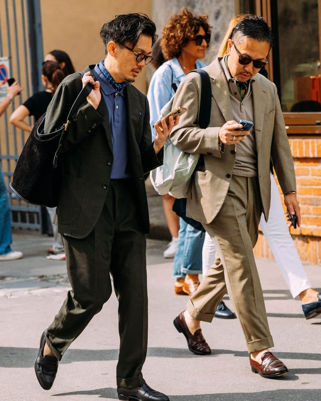 Vogue Runwayさんのインスタグラム写真 - (Vogue RunwayInstagram)「Hope you packed a steamer! Street style at Pitti Uomo, the biannual menswear fair, tends to be all about the classics. But while you'll always spot a great pair of pants or a nice tie, it's really all about the jacket. Single breasted, double breasted, structured—the possibilities are endless. Tap the link in bio to catch up on the latest street style straight from Florence. Photographed by @styledumonde」6月17日 5時26分 - voguerunway