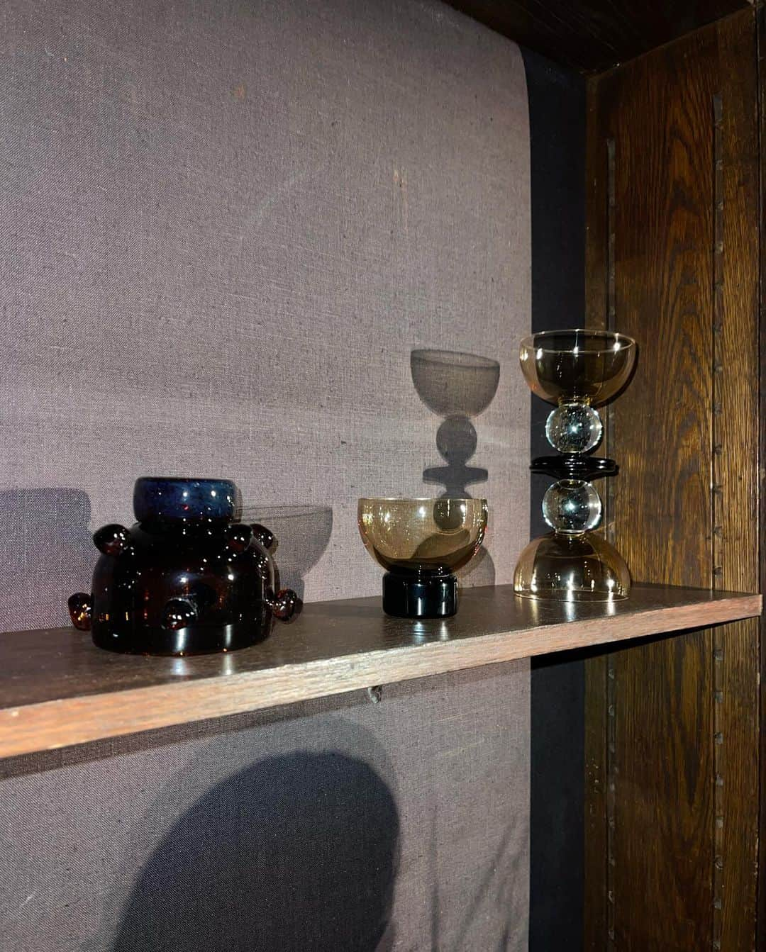 安田直美さんのインスタグラム写真 - (安田直美Instagram)「@saintheron @solangeknowles Small Matter Art Objects: handblown glassware launch 🖤 💅🏾 inspired by 🍸🟤  Solange Styling by @kyleluu 🖤 Make up @mmiiggss  Hair @ursulastephen」6月17日 5時34分 - naominailsnyc