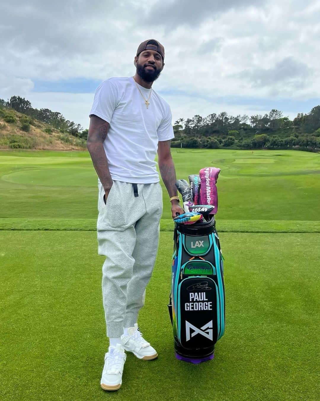 ポール・ジョージのインスタグラム：「Repping LA from the court to the course. 💯 I’m giving away this signed @taylormadegolf bag to one of you!I. Follow me and @taylormadegolf to enter. #TeamTaylorMade」