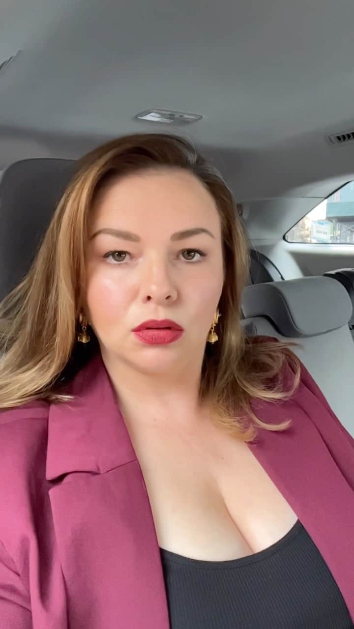 アンバー・タンブリンのインスタグラム：「MSNBC senior feminist correspondent but make it fashion. Happy hair flip Friday, kids. Have a great weekend out there. 💅💅」
