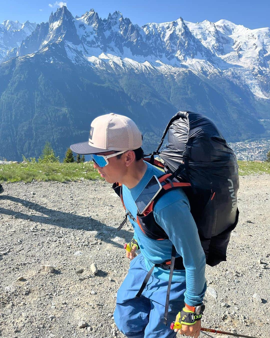 江本悠滋さんのインスタグラム写真 - (江本悠滋Instagram)「Day 6 Recap  3TP 9-10-11 !!!!  Morning fast hike until La Flégère to take off then :  - Mont-Blanc in the air  - Selfie at the Col du petit Saint Bernard and Small hike to take off in strong wind  - 4000m top out altitude   And a call 📞 of the race director that inform us Yuji flew to high in no airspace zone the day before. 12hours blocked in happy place in Italia.   New strategy to adopt until the goal. Start at 4pm tomorrow !   @redbullxalps  @niviukparagliders  @thenorthfacejp  @point6jp  @soto_japan_official  @nemoequipment  @newhale_japan  @roun_cbd  @hestragloves  @goprojp  @nordisk.japan  @hang_para  @fieldmountain.jp   @fishing.maruhan  @ishida.siqumi  @chezsachi_prazsurarly   @jeanlaincampervans  @doctorair_official」6月17日 5時53分 - emoto_yuji