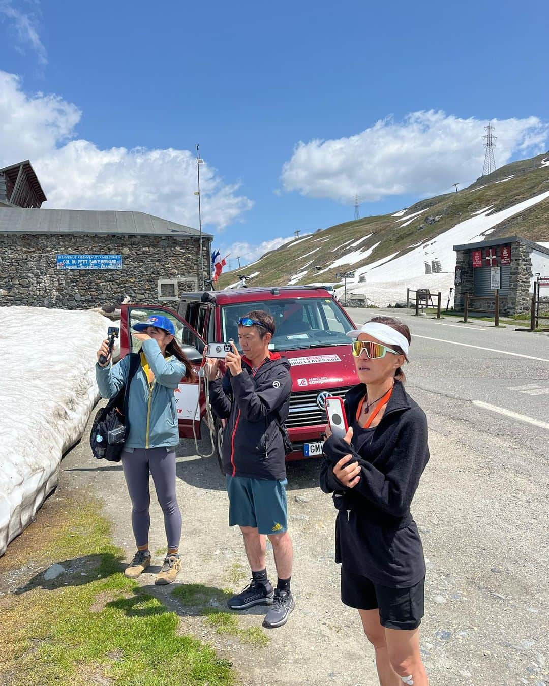 江本悠滋さんのインスタグラム写真 - (江本悠滋Instagram)「Day 6 Recap  3TP 9-10-11 !!!!  Morning fast hike until La Flégère to take off then :  - Mont-Blanc in the air  - Selfie at the Col du petit Saint Bernard and Small hike to take off in strong wind  - 4000m top out altitude   And a call 📞 of the race director that inform us Yuji flew to high in no airspace zone the day before. 12hours blocked in happy place in Italia.   New strategy to adopt until the goal. Start at 4pm tomorrow !   @redbullxalps  @niviukparagliders  @thenorthfacejp  @point6jp  @soto_japan_official  @nemoequipment  @newhale_japan  @roun_cbd  @hestragloves  @goprojp  @nordisk.japan  @hang_para  @fieldmountain.jp   @fishing.maruhan  @ishida.siqumi  @chezsachi_prazsurarly   @jeanlaincampervans  @doctorair_official」6月17日 5時53分 - emoto_yuji