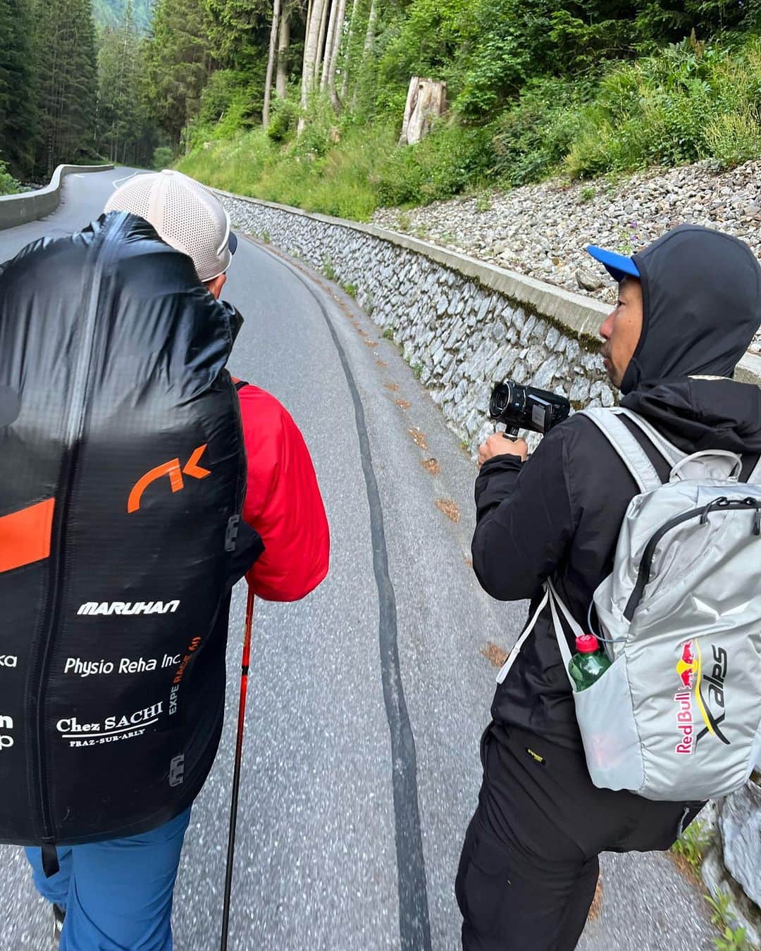 江本悠滋のインスタグラム：「Day 6 Recap  3TP 9-10-11 !!!!  Morning fast hike until La Flégère to take off then :  - Mont-Blanc in the air  - Selfie at the Col du petit Saint Bernard and Small hike to take off in strong wind  - 4000m top out altitude   And a call 📞 of the race director that inform us Yuji flew to high in no airspace zone the day before. 12hours blocked in happy place in Italia.   New strategy to adopt until the goal. Start at 4pm tomorrow !   @redbullxalps  @niviukparagliders  @thenorthfacejp  @point6jp  @soto_japan_official  @nemoequipment  @newhale_japan  @roun_cbd  @hestragloves  @goprojp  @nordisk.japan  @hang_para  @fieldmountain.jp   @fishing.maruhan  @ishida.siqumi  @chezsachi_prazsurarly   @jeanlaincampervans  @doctorair_official」