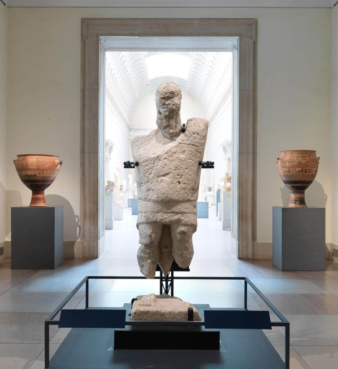 のインスタグラム：「In 1974, two farmers plowing their field in western Sardinia unearthed a nearly 3,000-year-old gigantic limestone head. ⁣⁣ ⁣⁣ Excavations in the plain at the foot of the low hill of Mont’e Prama (“the mountain of palm trees”) revealed a monumental necropolis, or funerary area, that had been in use for several centuries during the early first millennium BCE, and featured individual tombs covered with colossal male statues.⁣⁣ ⁣⁣ The largest of these Giants, a boxer named Manneddu (from mannu in Sardinian, meaning large), is on loan for six months to The Met from the @fondazione.monteprama.⁣ ⁣⁣ Tap the link in bio to learn more about the Giants of Mont’e Prama. Visit the @metgreekandroman galleries to see Manneddu—the first Giant to be exhibited in the United States—on view through December 2023. ⁣⁣ ⁣⁣⁣ 🎨 Artist unknown (Italy, Early Iron Age). Limestone statue of a boxer, known as Manneddu, 900–700 BCE. Limestone.」