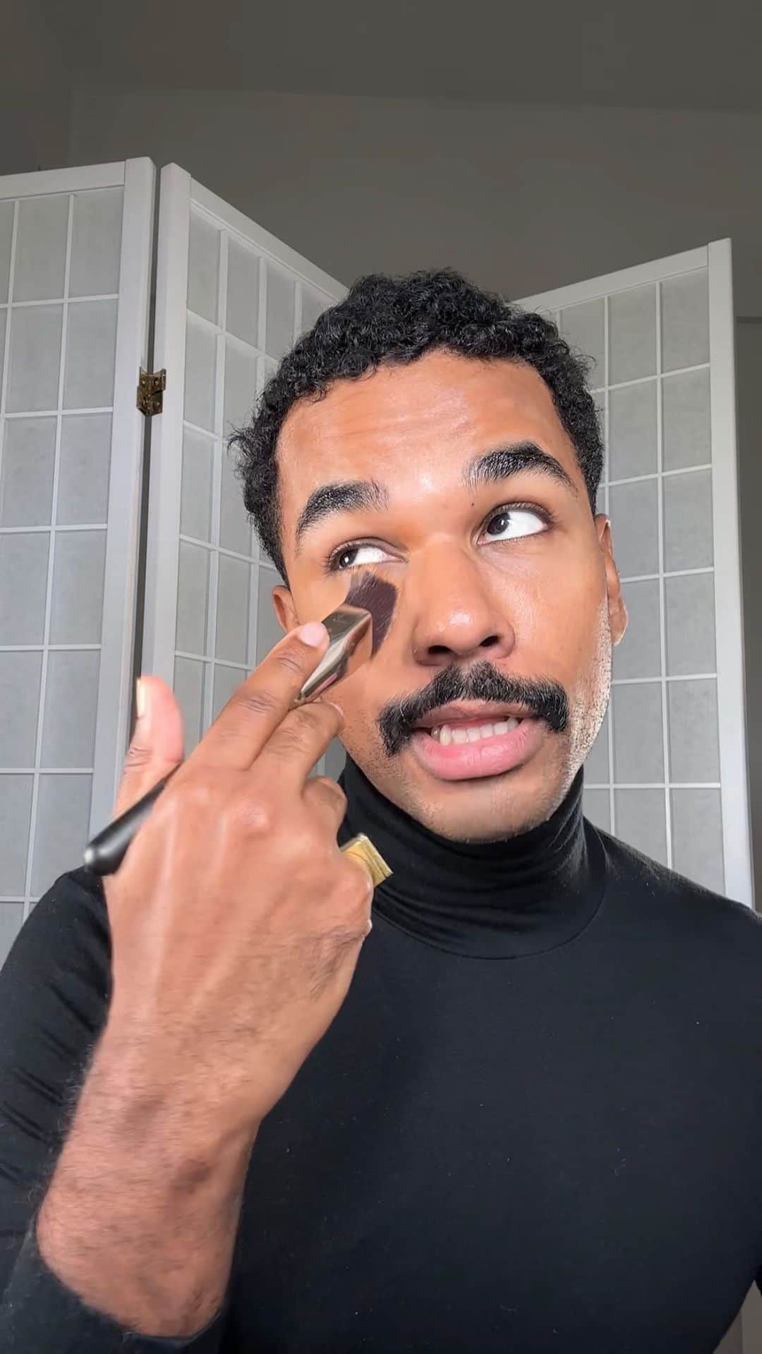 M·A·C Cosmetics BRのインスタグラム：「Base e corretivo? 😱 A caneta Studio Fix Face Pen, da @maccosmeticsbrasil, tem essa embalagem bem prática  por um motivo: agilizar nossa rotina. Chocado como cobrou bem as marquinhas e ficou bonita no rosto inteiro também! Cobertura de média p/ alta, efeito matte e longuíssima duração (até 36h). Minha cor é NC47 👍🏾  Gostou, né? Cupom Face-tassio p/ 15% off no site, link nos Stories! #MACSTUDIOFIXFACEPEN #MACCrew #MacCosmetics #PeleNegraMakeup #MaquiagemProfissional *Publi」