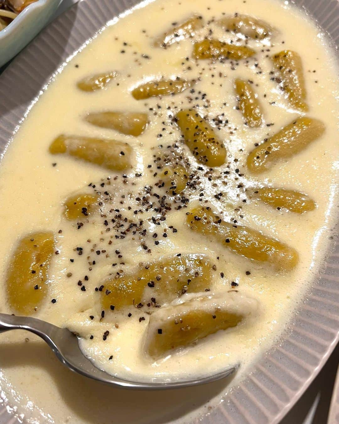 甘糟記子さんのインスタグラム写真 - (甘糟記子Instagram)「木曜日の夕飯はイタリアンな感じで\(//∇//)\  カボチャのニョッキは息子殿にクルッとしてもらい、バターた〜ぷりのクリームソースに！ あとは豊洲で買って冷凍しておいたアサリとミニトマトのパスタに自家製カラスミかけ。 先日の料理教室でやったポテトにガーリックハーブのクリームチーズのせて。 ブロッコリーのアンチョビガーリックソースは口頭で教えてもらったようにしてみた(o^^o) 美味しかったけど、正解の味が分からないやつ（笑）  あとはミネストローネと、焼き豚、生ハムメロンを作りました(๑>◡<๑)  子供達もパスタだとめっちゃ喜ぶのでワチャワチャ楽しい(≧∀≦)  お兄ちゃんの期末テストが終わったのでいちお乾杯╰(*´︶`*)╯♡  結果は、実はすでに２つ返ってきていて撃沈ですが（笑）  この時はそんなことも知らず、お疲れ会の夜を楽しんでました(^_−)−☆  #甘糟ご飯#おうちご飯#家ご飯#イタリアン#カボチャのニョッキ#ニョッキ#焼き豚#お疲れ様」6月17日 6時09分 - norihey924