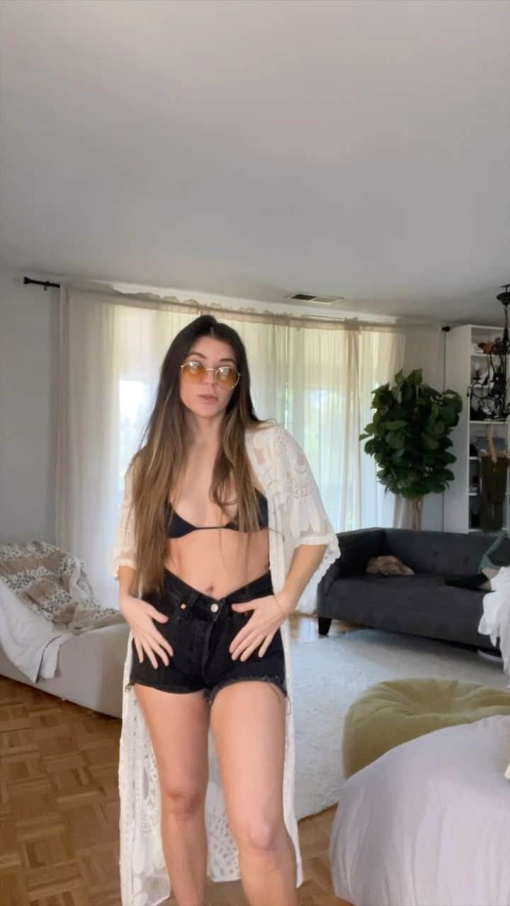 Nikki Blackketterのインスタグラム：「day 12 of 30 🖤☀️🤍 THE HAPPIEST DAY, sun has been beaming down, blessing us with an appearance today and I am beyond myself with happiness about it 😭 It’s been so grey and chilly almost non stop for the past few months with only brief glimpses of sun so this is AMAZING 👏👏 Going to go enjoy it while I can, I hope you all have A FAB SUNNY FRIDAY WITH ME, ilysmmmm」