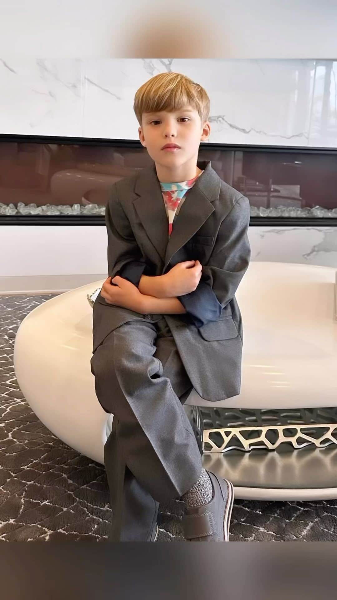 ロゼリン・サンチェスのインスタグラム：「Congrats Dylan!!!! Happy Graduation Day!! What a beautiful pre school experience for you 💕💕💕  Estamos tan orgullosos de ti… nuestro niño bello, bueno, carismático, gracioso y amoroso! Que bendición tenerte en nuestras vidas 🙏  Kindergarten here you come 🙌💫」