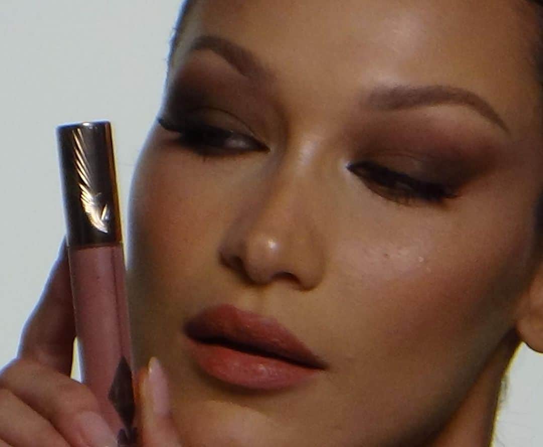 ベラ・ハディッドさんのインスタグラム写真 - (ベラ・ハディッドInstagram)「A look behind the scenes of our @charlottetilbury Lip Blur campaign. Download the App to discover more behind the scenes https://open.charlottetilbury.com/y4tp/bh 💋  Photos by my sweet pea @yasminediba」6月17日 6時18分 - bellahadid