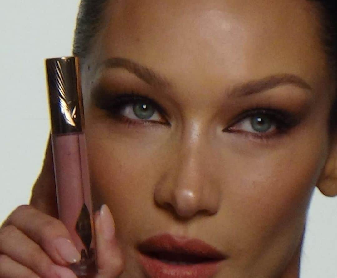 ベラ・ハディッドのインスタグラム：「A look behind the scenes of our @charlottetilbury Lip Blur campaign. Download the App to discover more behind the scenes https://open.charlottetilbury.com/y4tp/bh 💋  Photos by my sweet pea @yasminediba」