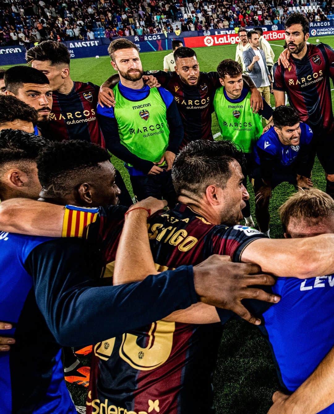 レバンテUDのインスタグラム：「Ayúdame y te habré ayudado. Que hoy he soñado, en otra vida. En otro mundo, 𝐩𝐞𝐫𝐨 𝐚 𝐭𝐮 𝐥𝐚𝐝𝐨  #OrgullGranota 💙❤️ #LevanteAlavés 🔛」