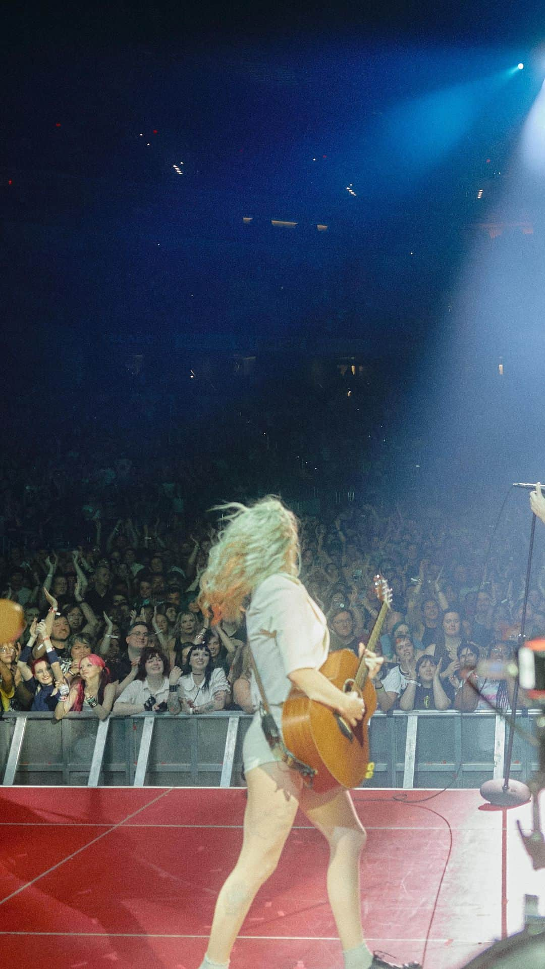 Paramoreのインスタグラム：「Tour, Week 4.  🎥: @zacharygray」