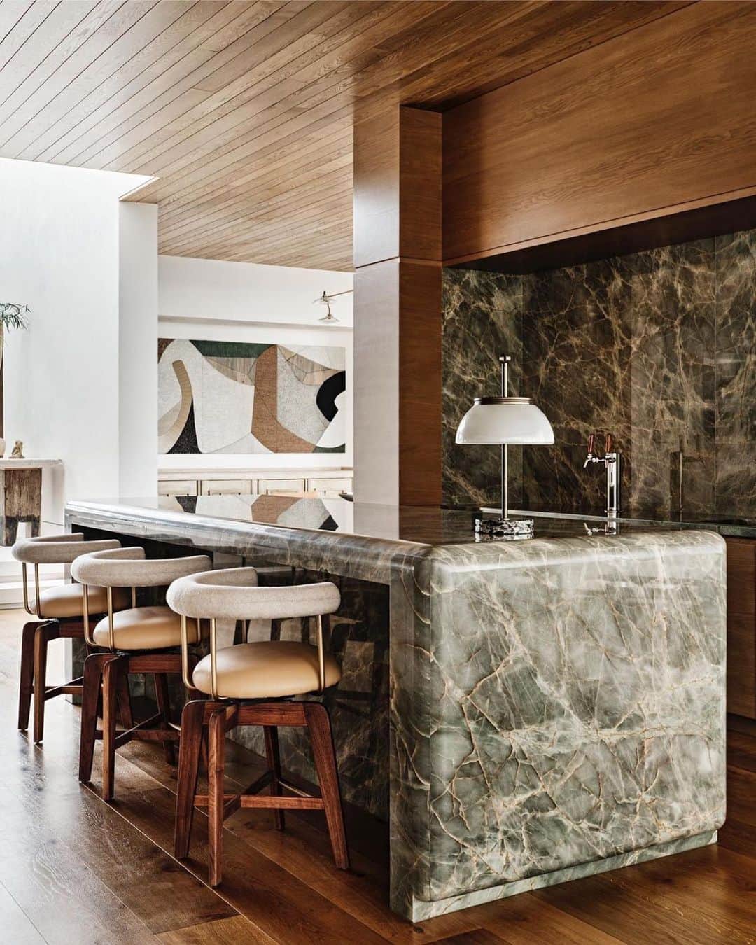 アダム・センのインスタグラム：「The details in this Malibu island Bar designed by @hunterhouse_design 🤤   Simple, refined, oozing masculinity. Wonderful job! 🙏🏽  Photographer: @johndanielpowers  #realestate  #architecture #home #interiordesign #design #interior #homedecor」