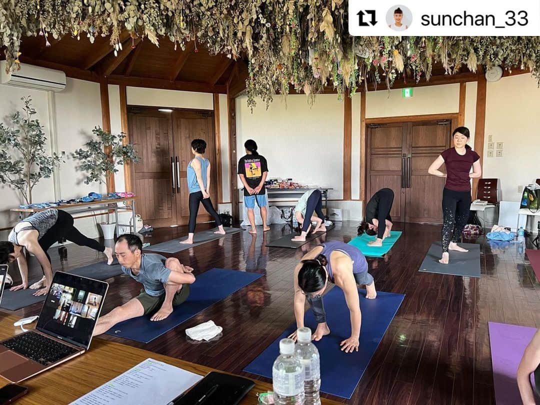 Ken Harakumaのインスタグラム：「#Repost @sunchan_33 with @use.repost ・・・ ケン先生高知ヨガリトリート3日目✨  早朝の黒潮町は、今日もビックリするくらい良いお天気☀️  早朝マイソールクラスは呼吸の音と鳥の声と皆んなの衣擦れ(マット擦れ)の音だけが響いてます✨🧘‍♀️  @kenharakuma  @international_yoga_center  IYC インターナショナルヨガセンター  #yogaで元気に #ケンハラクマ先生  #みんなでヨガ  #アシュタンガ  #マイソールクラス #高知でヨガ #海ヨガ  #癒しヨガ #黒潮町でのんびり」
