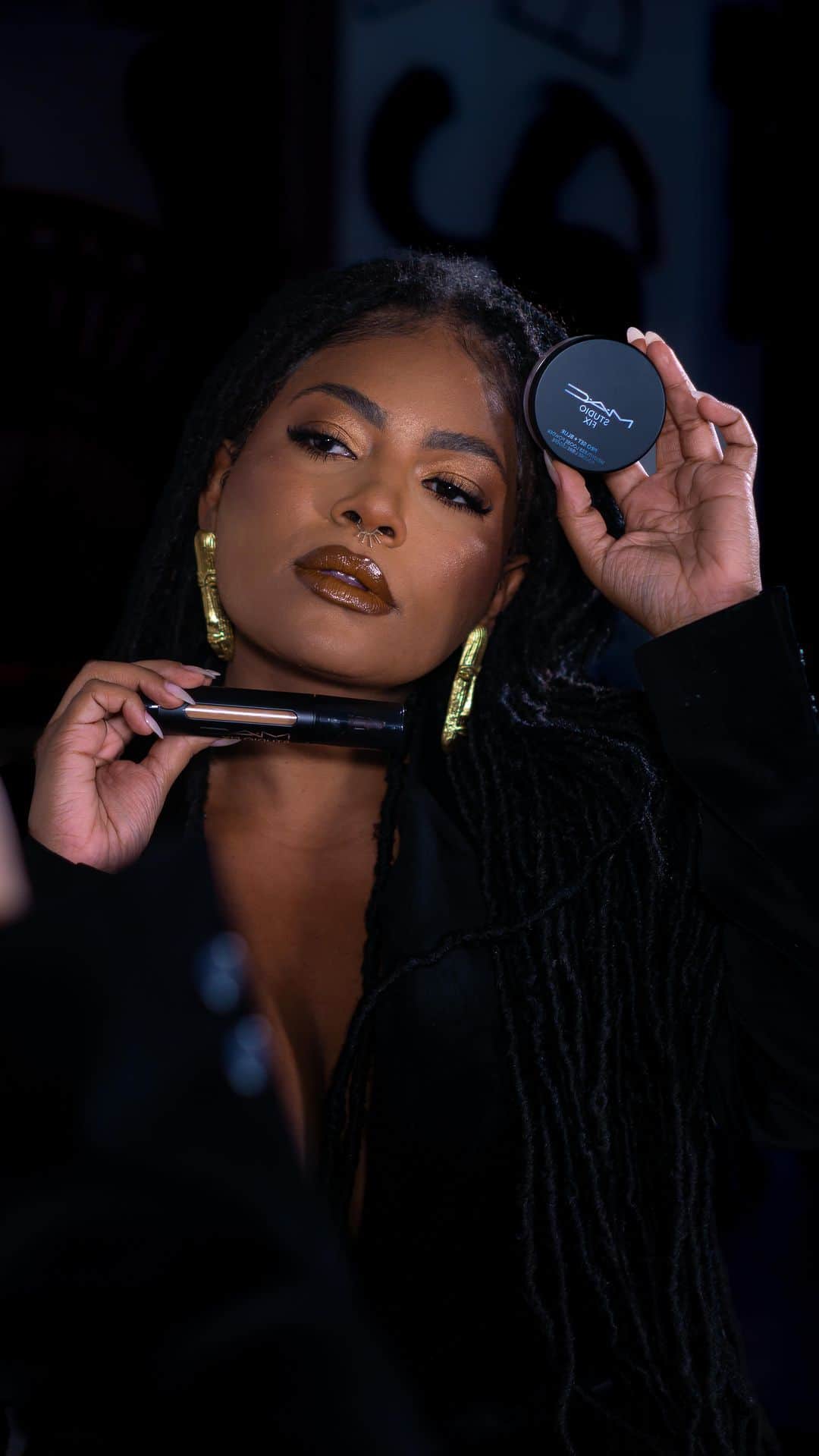 M·A·C Cosmetics BRのインスタグラム：「Oi amores,  Apresento a vocês dois lançamentos incríveis de MAC:Caneta 2 em 1 Corretivo e Base Studio Fix Face Pen & Pó Solto Studio Fix Pro Set + Blur!  @maccosmeticsbrasil faz parte do meu dia a dia há anos e estou muito feliz em participar desse lançamento !! ❤❤   Acessem o site para conferir e não se esqueçam de usar meu cupom Face-Babi que dá 15% off exceto últimos lançamentos, Mini Mac, Viva Glam e produtos remarcados  #MACSTUDIOFIXFACEPEN」