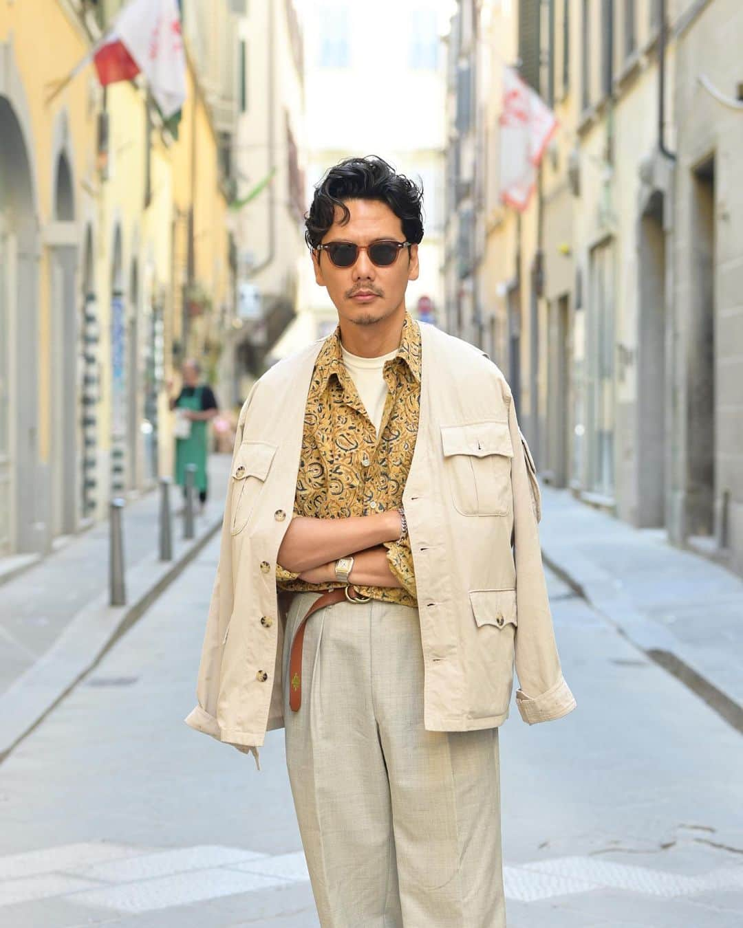 Shuhei Nishiguchiさんのインスタグラム写真 - (Shuhei NishiguchiInstagram)「"Pitti Uomo Day-4"◀◀︎◀︎7PICS 今日はパリへ移動日。リラックスした装い。 ポケット多めのブッシュジャケット、実はスリ対策だったりします。  【ITEM】 Jacket： @willisandgeiger Shirt： @beams_f  T-shirt： @tailleur_trico  Trousers： @poloralphlauren  Belt： maison_gauchos Shoes： @r.c.a.footwear  Eyewear： @aoeyewear   #beamsf #pittiuomo #classicmenswear #vintageclothing #sprezzatura #ootdmen」6月17日 7時01分 - shuhei_nishiguchi