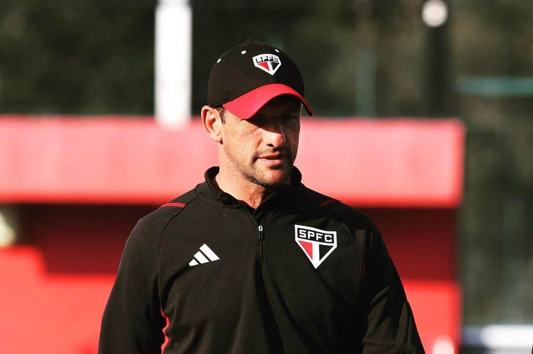 ジュリアーノ・ベレッチさんのインスタグラム写真 - (ジュリアーノ・ベレッチInstagram)「Obrigado @saopaulofc pelos incríveis meses a frente da equipe sub20! Esse clube é gigante! Obrigado Muricy Ramalho pela oportunidade e pela confiança! Obrigado a todos os profissionais do clube que me ajudaram nessa jornada! Obrigado ao meu irmão Patrick por estar comigo! Obrigado aos atletas pela dedicação e pelo esforço! Obrigado torcedor são-paulino pelo respeito e carinho de sempre!!  Vale a pena acordar às 5:30h da manhã todos os dias com a missão de ajudar esses garotos a terem maiores possibilidades de realizarem seus sonhos e de suas famílias através do esporte mais competitivo do planeta. Em nenhum momento economizei esforços para passar tudo o que vivenciei dentro e fora dos campos, física, técnica, tática e mentalmente, para que eles pudessem ter mais conhecimento, confiança e coragem na jornada. Valeu!  Eu e minha família seguiremos novos caminhos em outro continente.  Salve o Tricolor Paulista! 🔴⚫️⚪️  #belletti #saopaulofc #treinador #uefa #futebol #liderança」6月17日 7時06分 - julianobelletti